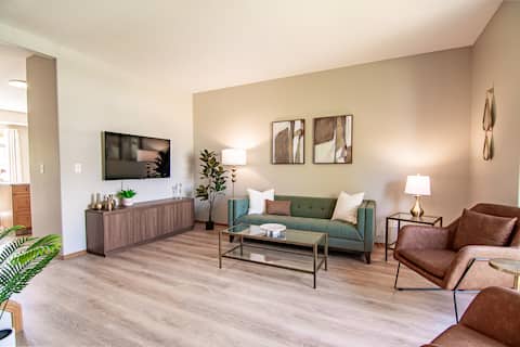 'The Townhouse' | 4 BR | 2 King Beds | Jet Tub |