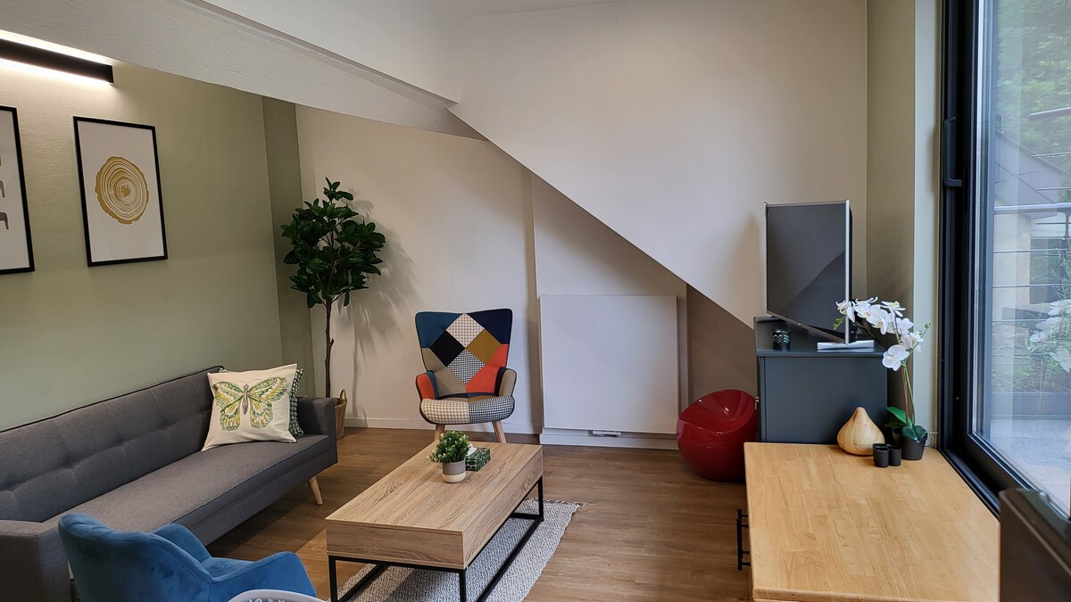Top performing Airbnb: Charming apartment overlooking private park in Ixelles Elsene