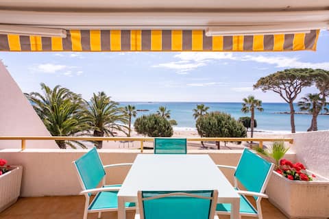 Top performing Airbnb: Beachfront apartment with a community pool in Cambrils