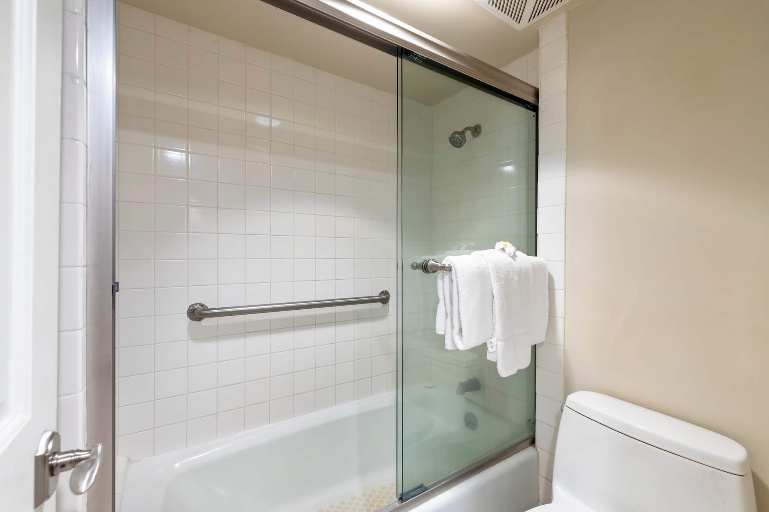 Oceanfront spacious condo, updated, private beach - Image 21