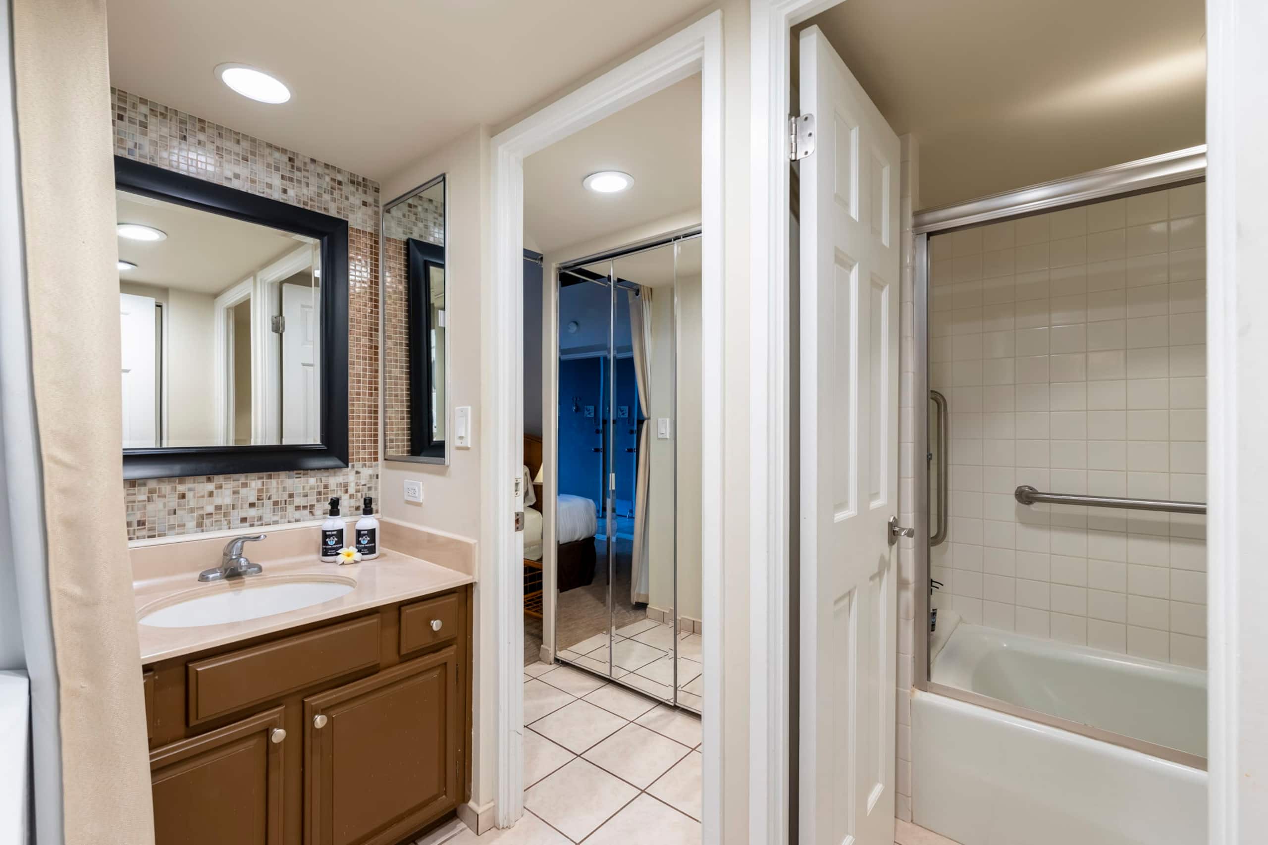 Oceanfront spacious condo, updated, private beach - Image 20