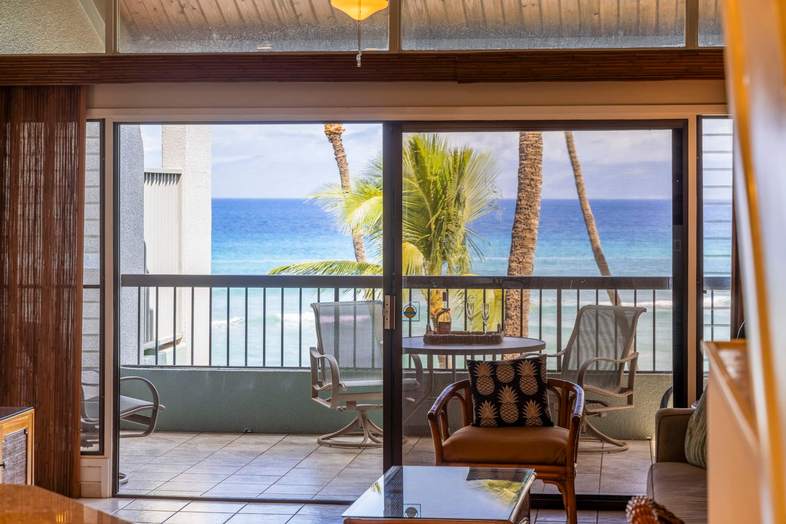 Oceanfront spacious condo, updated, private beach - Image 3