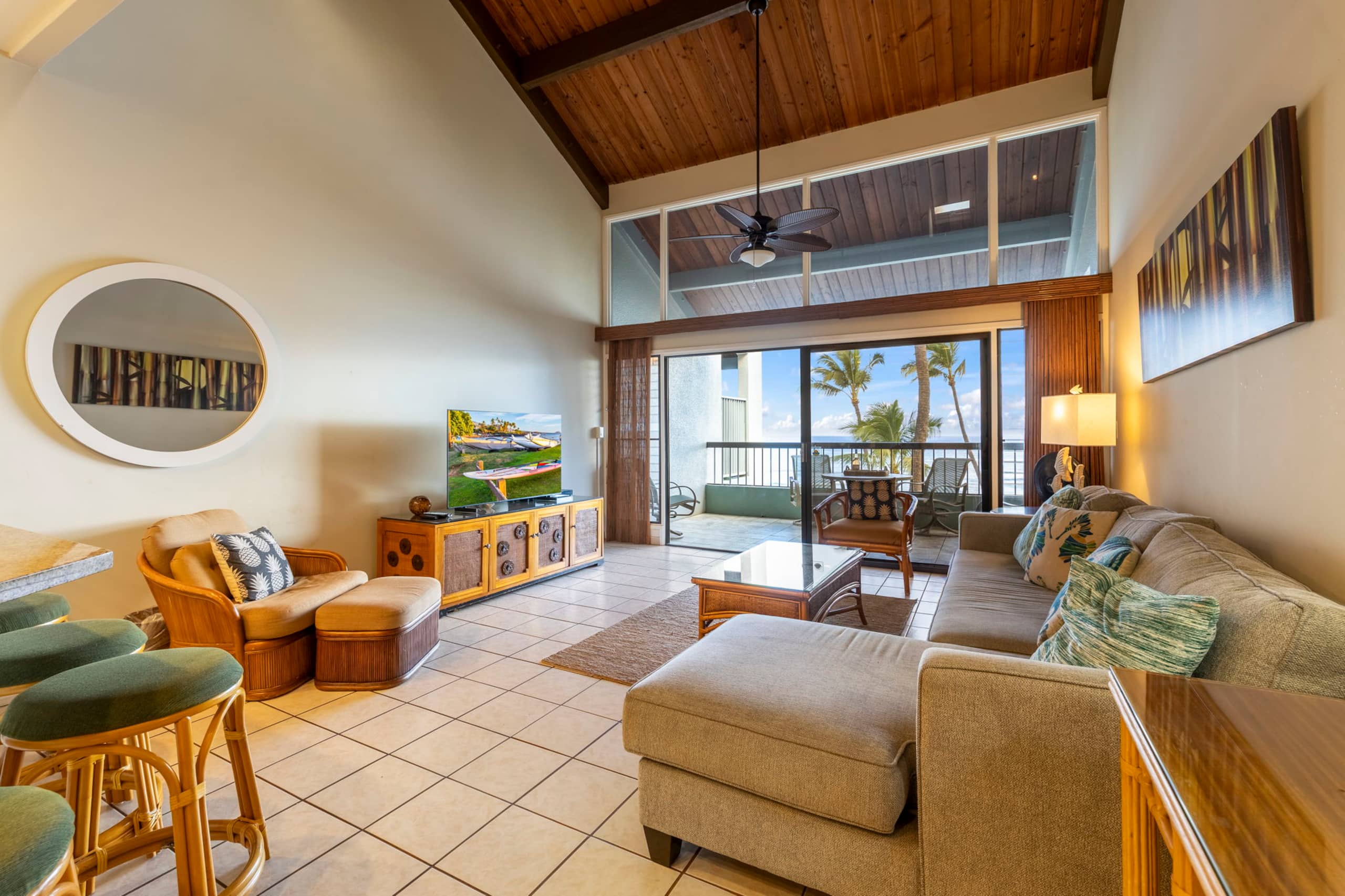 Oceanfront spacious condo, updated, private beach - Image 7