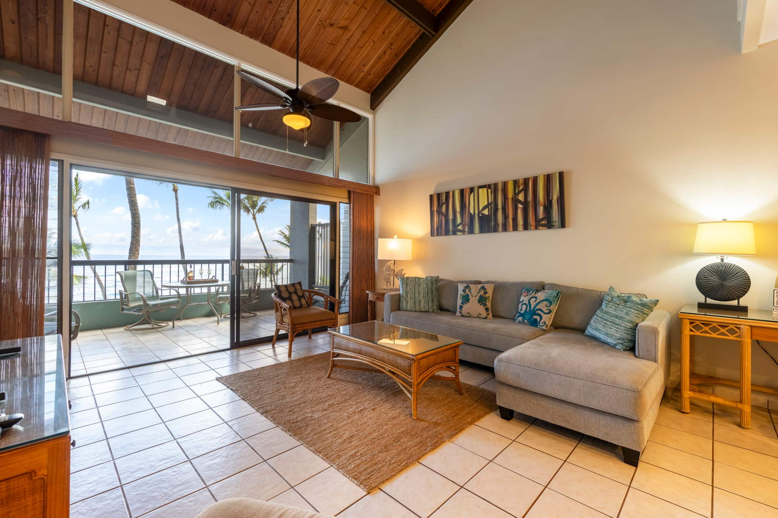 Oceanfront spacious condo, updated, private beach - Image 4