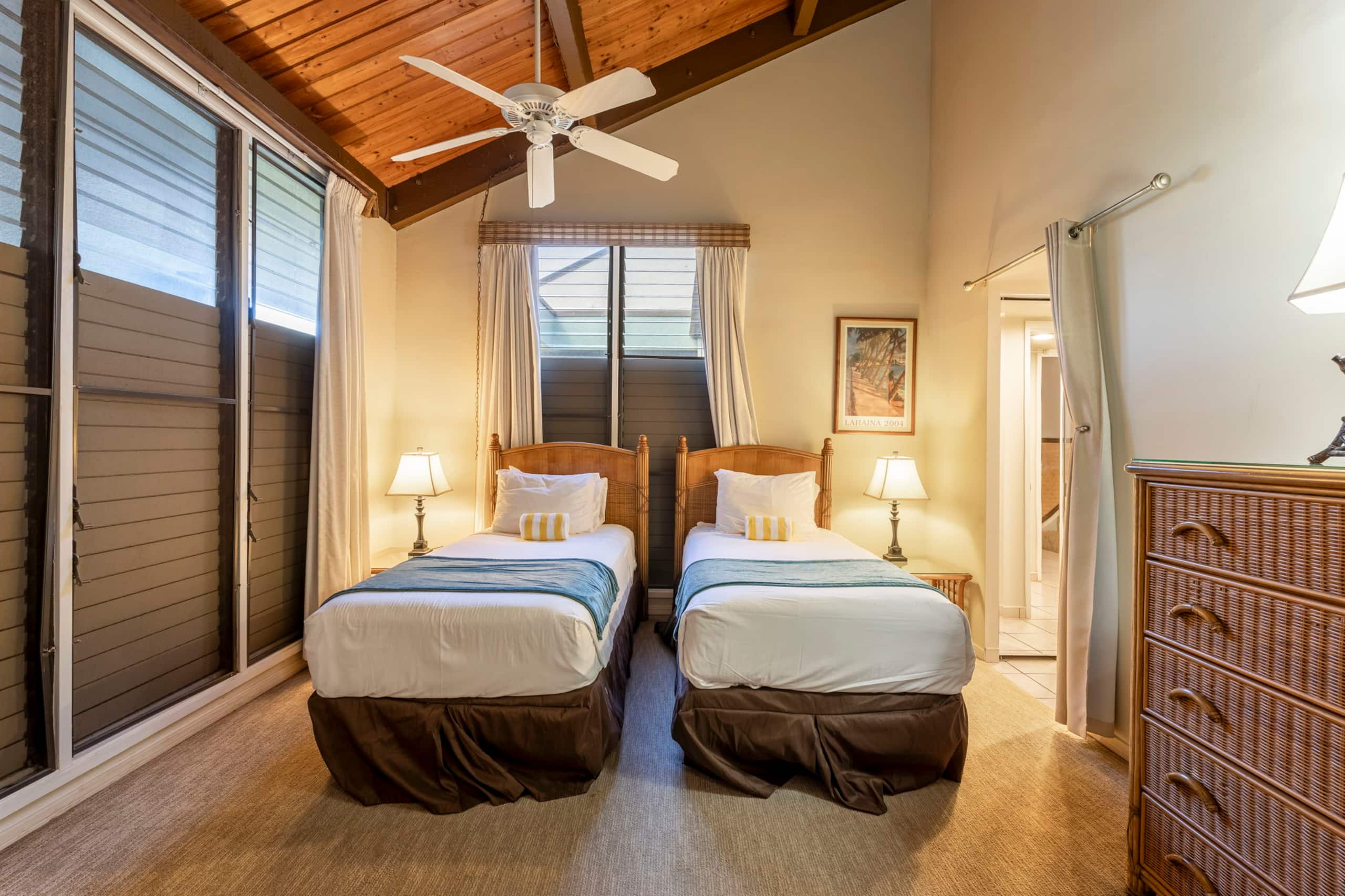 Oceanfront spacious condo, updated, private beach - Image 14