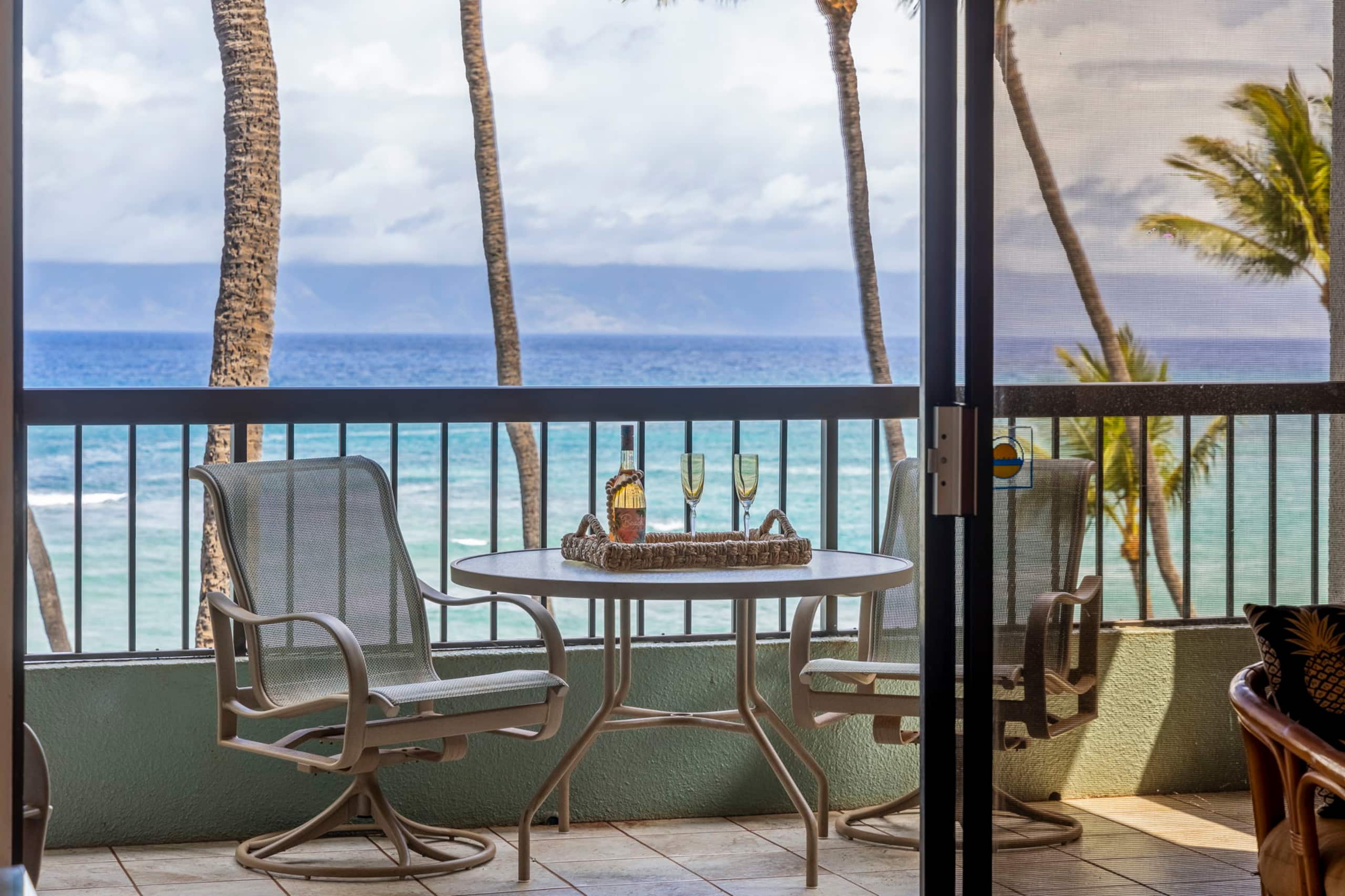 Oceanfront spacious condo, updated, private beach - Image 1