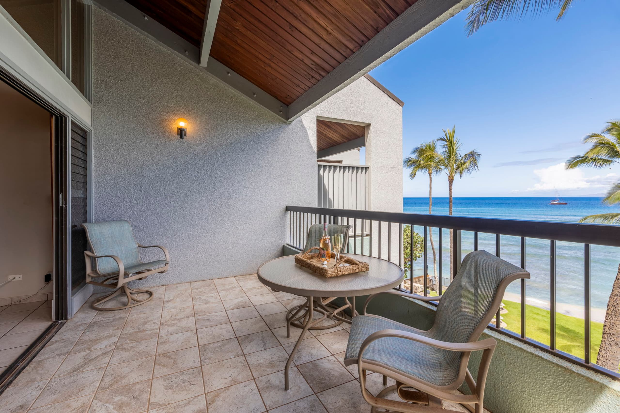 Oceanfront spacious condo, updated, private beach - Image 23