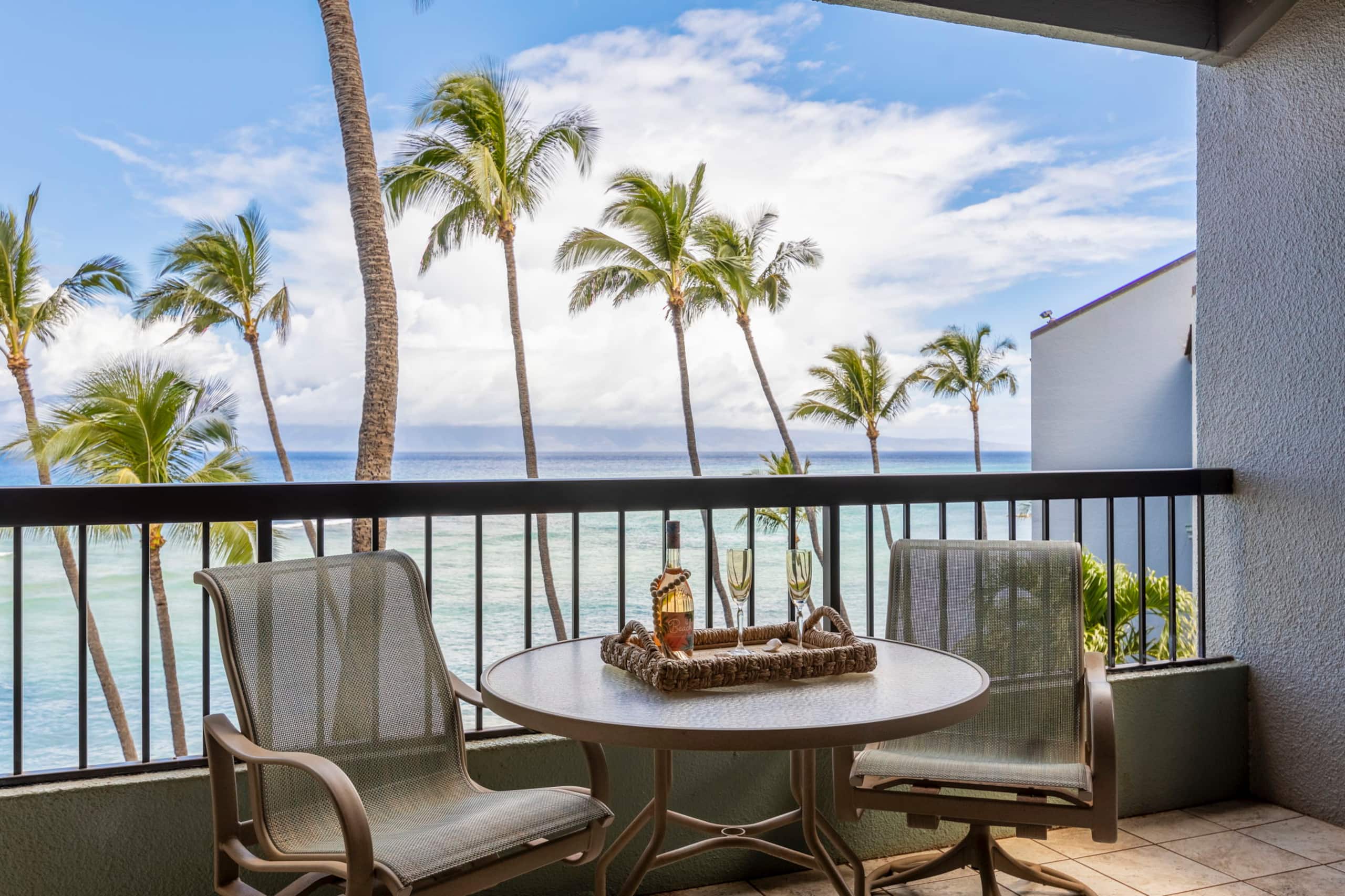 Oceanfront spacious condo, updated, private beach - Image 24