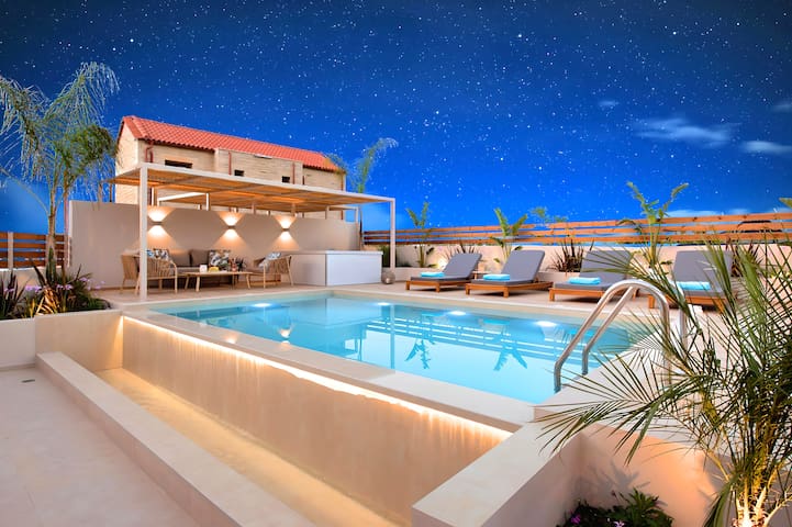 Hidden Gem Villa Pool & Jaccuzzi