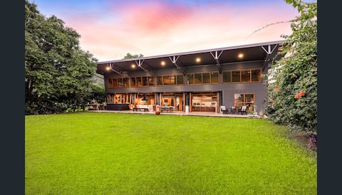 Luxury on Lake Tinaroo
Lakefront Living