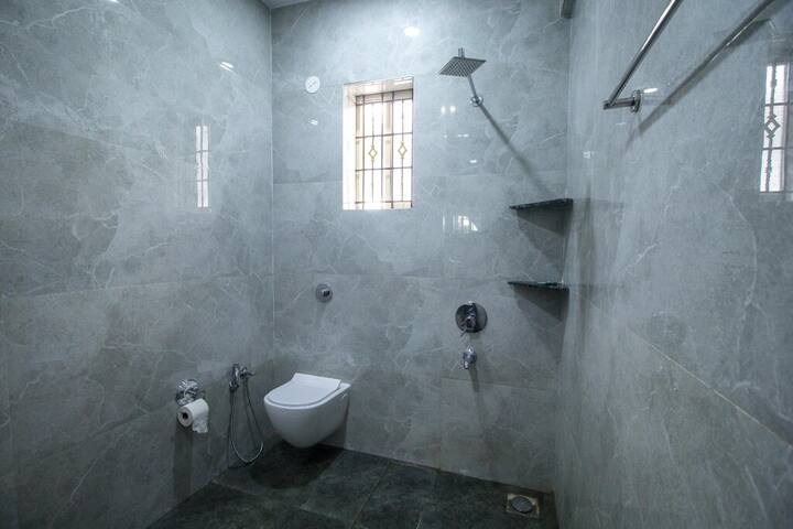 Full bathroom 2 image 1