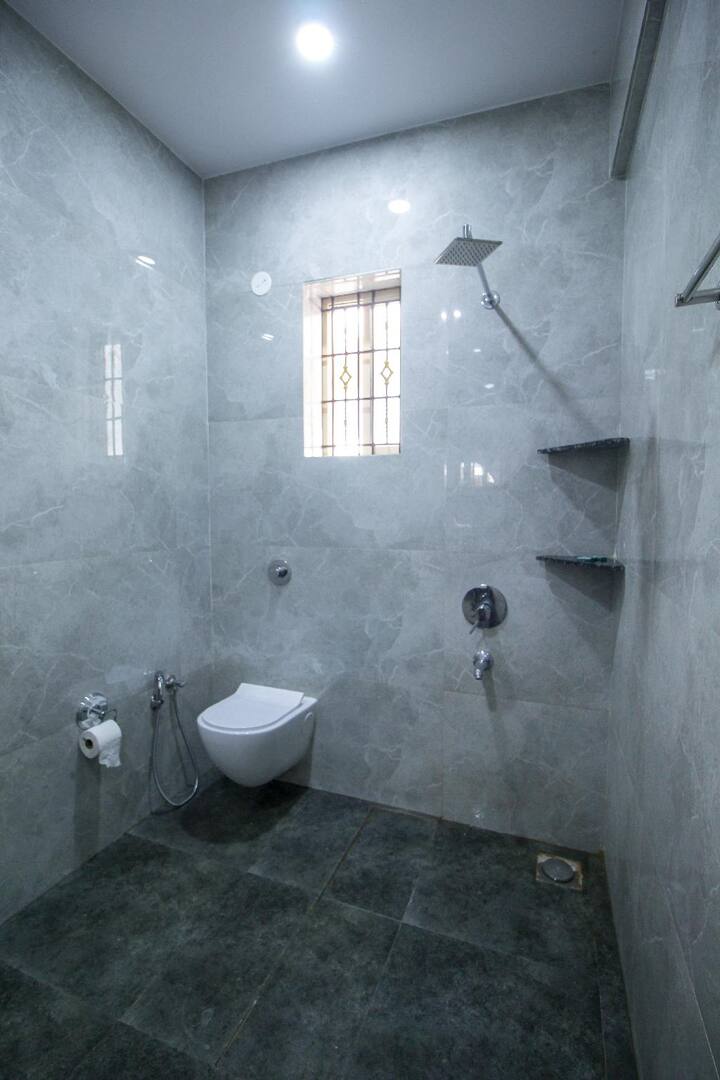 Full bathroom 4 image 1
