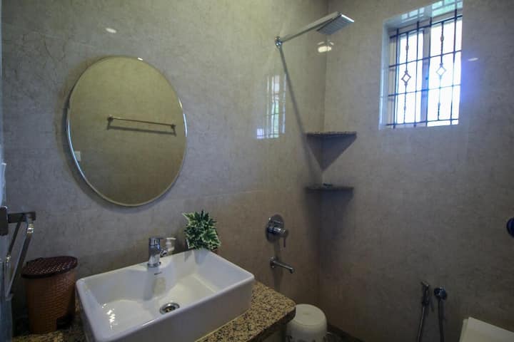 Full bathroom 3 image 1