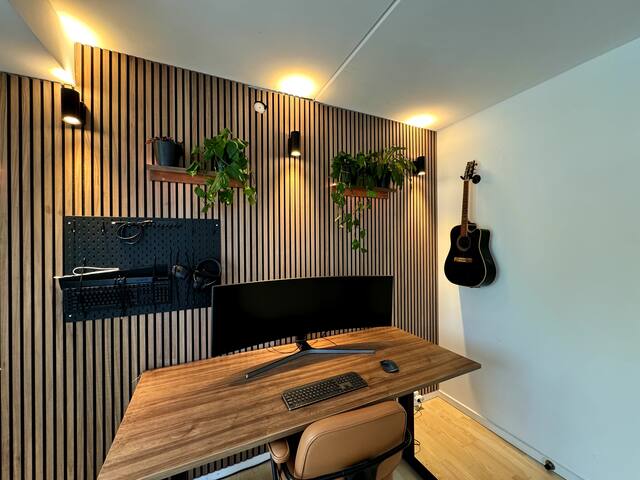 Modern 6-Bed Near City & Harbor gallery image 4