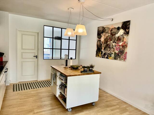 Modern 6-Bed Near City & Harbor gallery image 5