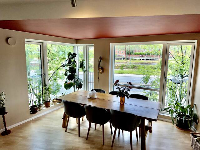 Modern 6-Bed Near City & Harbor gallery image 2