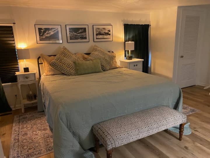 Спална соба на вториот кат со сопствена бања.