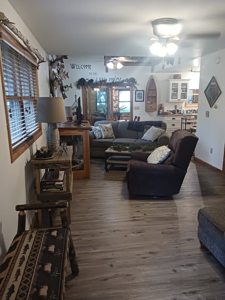 Couch, Liege und Stuhl mit Ottomane. Fernseher und Internet. 