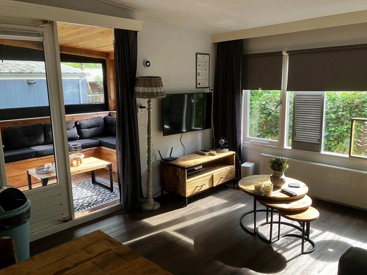 Successful Airbnb property: Luxury chalet Peace and relaxation in the middle of the forest in Miggelenberg