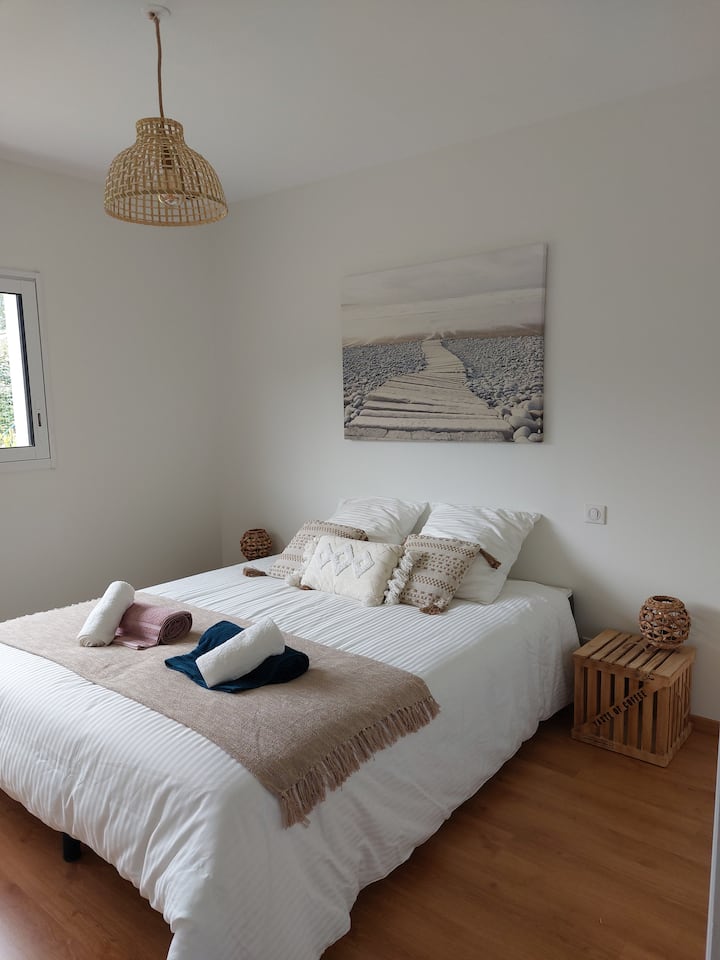 Habitación con cama doble de 160 cm. Baño privado. Ventilador disponible.  