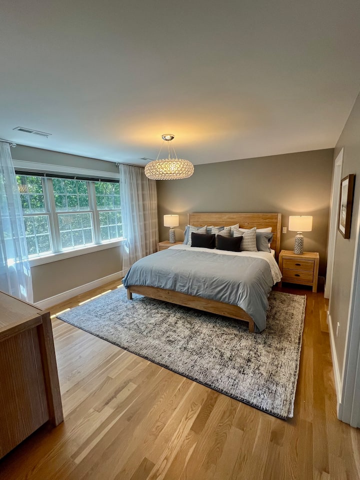 Ზემოთ ძირითადი საძინებელი (არის „2“ ძირითადი საძინებელი!) -- King