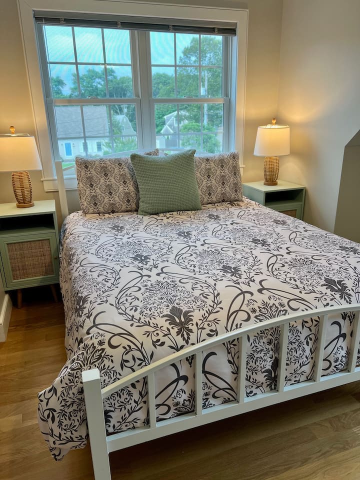 Ზემოთ სტუმრების ოთახი - დედოფალი