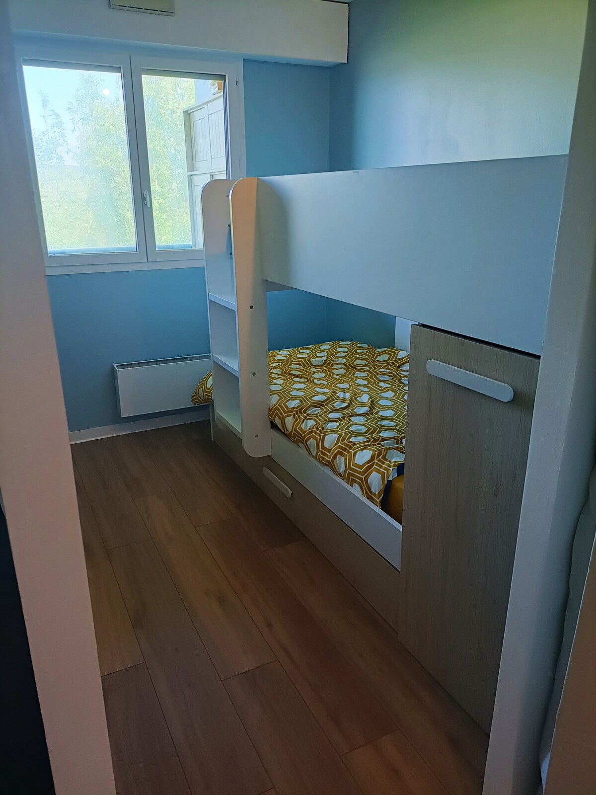 Kitanda cha droo 
cha maghorofa 90x190 kilicho na godoro la hewa 