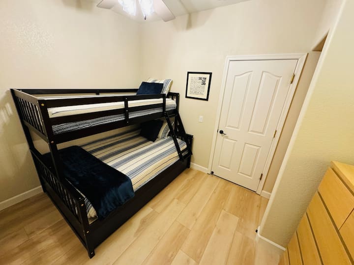 חדר המיטות באגף המזרחי! מיטה זוגית מלאה עם שתי מיטות נפרדות!