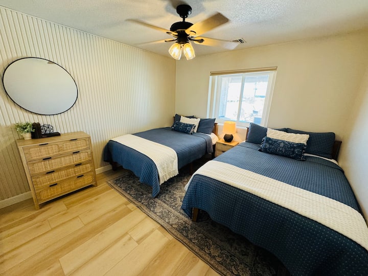 באגף המערבי, דאבל - דאבל, יש מראה גדולה. שידת מגירות גבוהה עם שפע של מקום אחסון. 