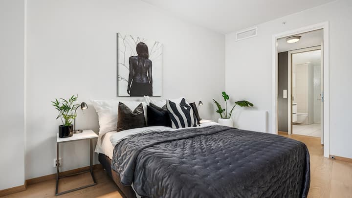 ห้องนอนใหญ่มีเตียงขนาดคิงไซส์มู่ลี่ทางเข้าห้องน้ำผ่านตู้เสื้อผ้าแบบวอล์คอินที่สะดวกสบาย 