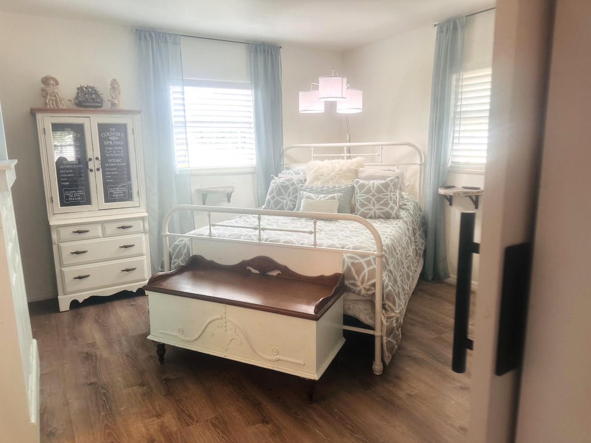 Основна спалня със самостоятелна баня с душ кабина и биде тоалетна. Леглото е толкова удобно с дистанционно регулируем двоен размер, матрак Tempur - Pedic и телевизор с голям екран. Два комплекта врати на хамбара добавят към модерния декор на фермата.