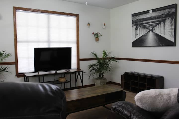 Opustite se u našem udobnom dnevnom boravku s kožnom sofom, velikim televizorom i daškom zelenila. Savršeno za opuštanje nakon cjelodnevnog istraživanja!