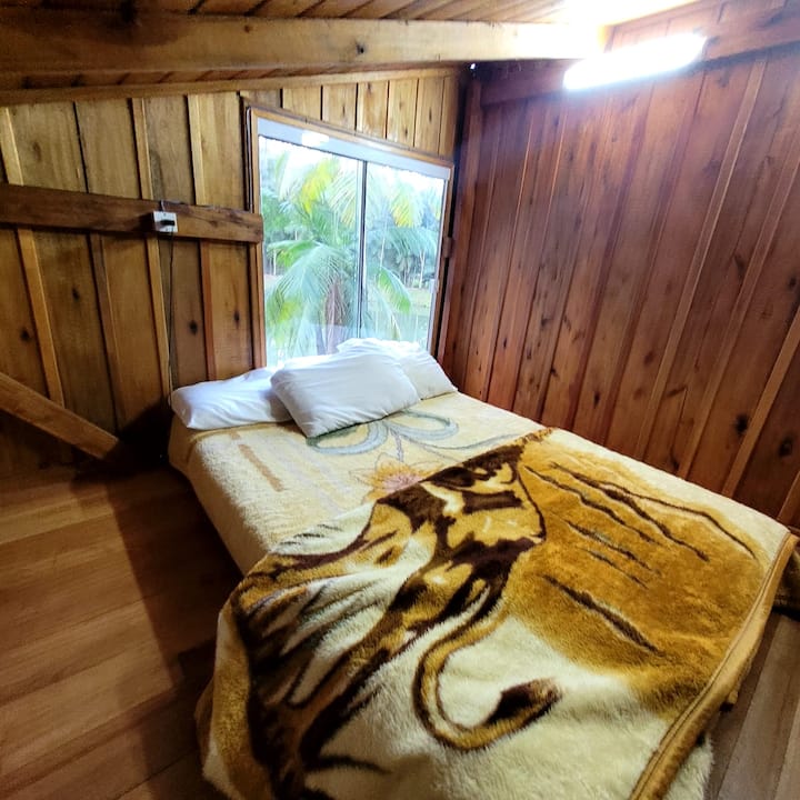 Izba s dvojitým matracom k dispozícii je izba s najkrajším výhľadom na jazero. Pohľad na úsvit a súmrak je božský!!!