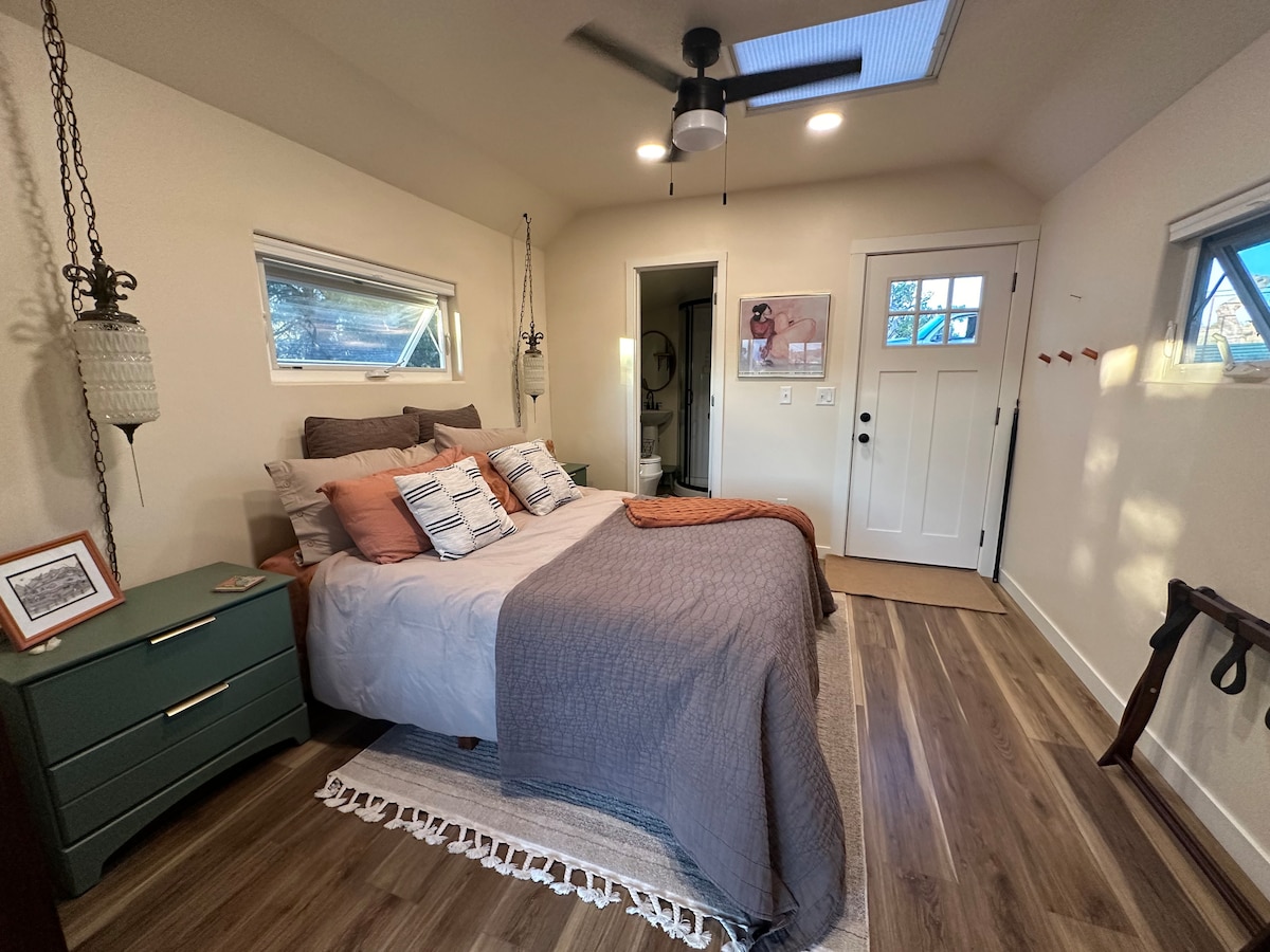 Задната стена на ваканционната къща съдържа втората външна врата и достъп до банята. Също така има поставка за багаж, дифузьор за етерично масло и множество прозорци, за да получите чистия планински въздух.  