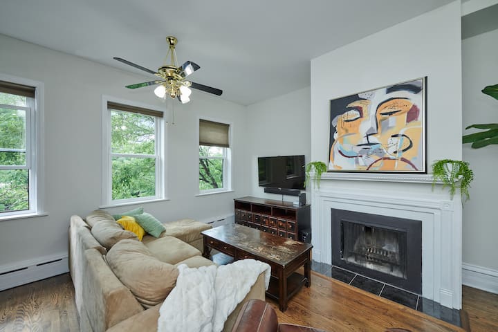 Private Downtown Retreat with Rooftop Oasis gallery image 2