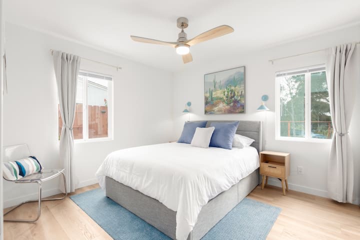 Feni ya dari inayodhibitiwa kwa mbali yenye kasi inayoweza kurekebishwa na  taa ya LED inayoweza kupunguka. 

Mwangaza wa ziada wa sconce kila upande wa kitanda.

Njia rahisi ya nje na chaja kwenye sehemu za juu za meza

Zima mapazia kwa ajili ya kulala vizuri.