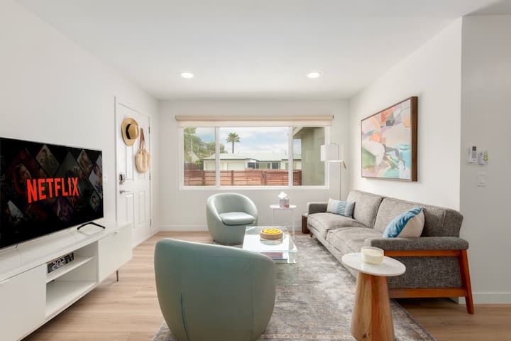 Sebule yenye starehe yenye viti 2 vya kustarehesha vya mapipa. Mandhari nzuri ya mti wa miwa wa ua wa mbele na vinyonyaji. Televisheni mahiri yenye Huduma za Kutiririsha.

Michezo anuwai pia inapatikana kwa ajili yako na familia!