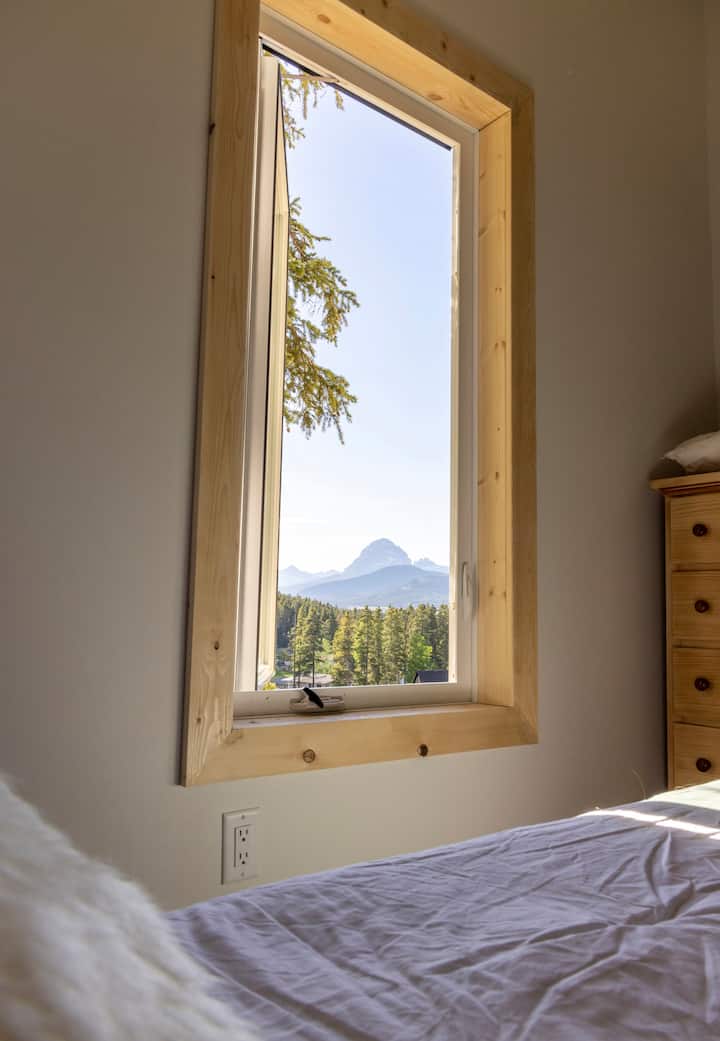 This bedroom is cozy and has easy access to the second bathroom. It has a fantastic view of Crowsnest Peak and surrounding forest from its King bed.  This bedroom can also be set up with two twin beds upon request.