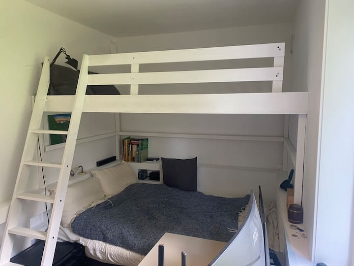 120 ಸೆಂಟಿಮೀಟರ್ ಬೆಡ್ ಮತ್ತು 140 ಸೆಂಟಿಮೀಟರ್ ಬಂಕ್ ಬೆಡ್, ಟಾಪ್ ಬಂಕ್‌ನಲ್ಲಿ ಗರಿಷ್ಠ 50 ಕೆಜಿ ಶಿಫಾರಸು ಮಾಡಿ.  ಇದಲ್ಲದೆ, ಲಿವಿಂಗ್ ರೂಮ್‌ನಲ್ಲಿ ಎರಡು ಸೋಫಾಗಳಿವೆ (1 ಮೀ ಅಗಲ) ಅಗತ್ಯವಿದ್ದರೆ ಅದನ್ನು ಹಾಸಿಗೆಗೆ ಬಳಸಬಹುದು.