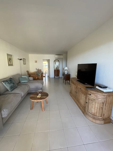 Airbnb performant: Large 1 bed apartment with stunning sea views à Antibes