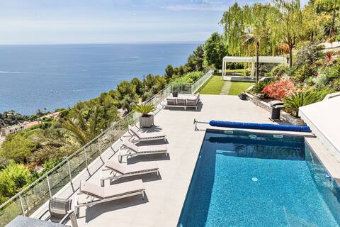 Exceptional villa with sea view
