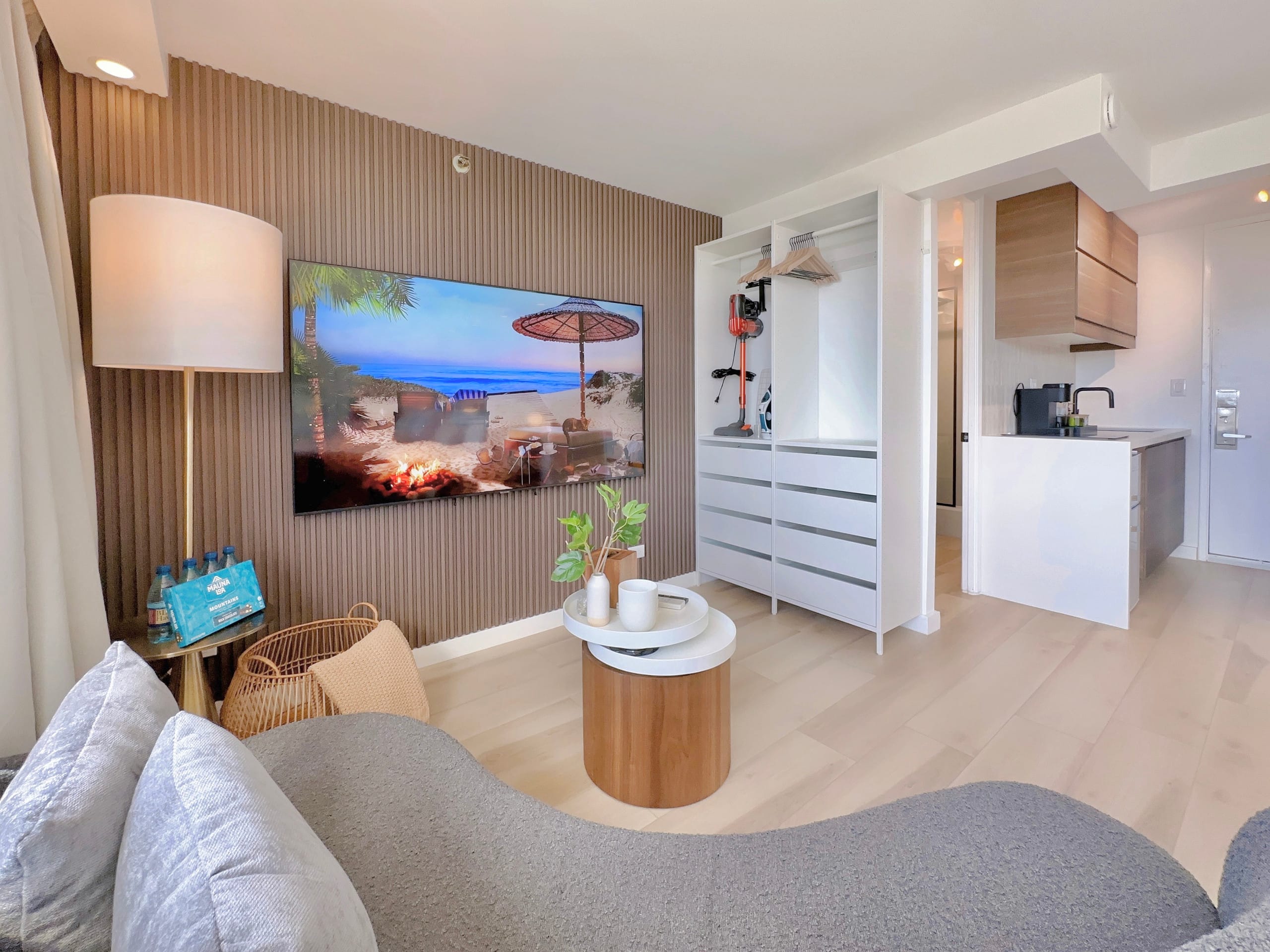 Top FL-Chic Upscale Studio w/2 Queens Near Beach - Image 6