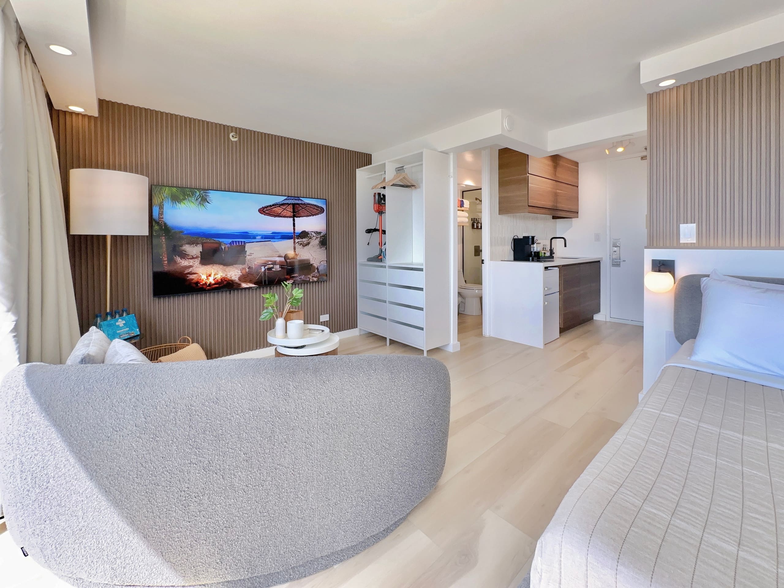 Top FL-Chic Upscale Studio w/2 Queens Near Beach - Image 11