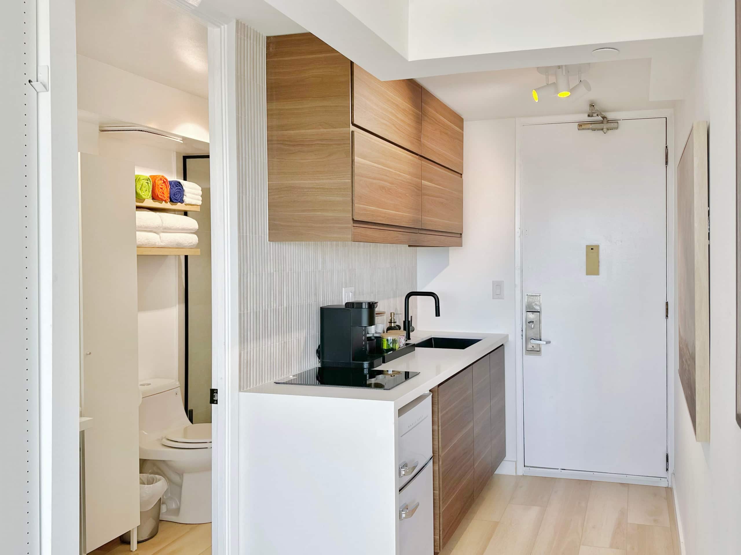 Top FL-Chic Upscale Studio w/2 Queens Near Beach - Image 20