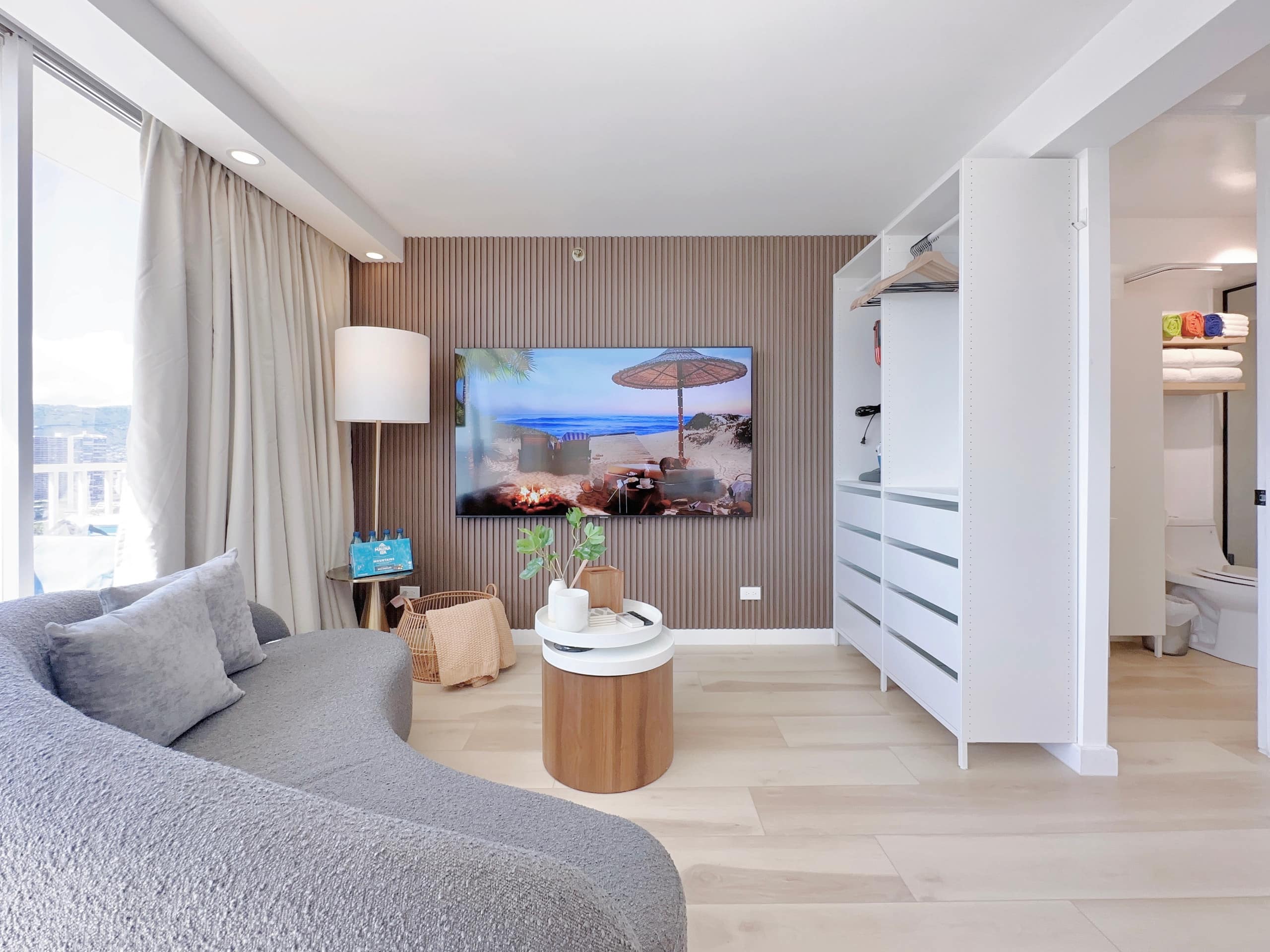 Top FL-Chic Upscale Studio w/2 Queens Near Beach - Image 2