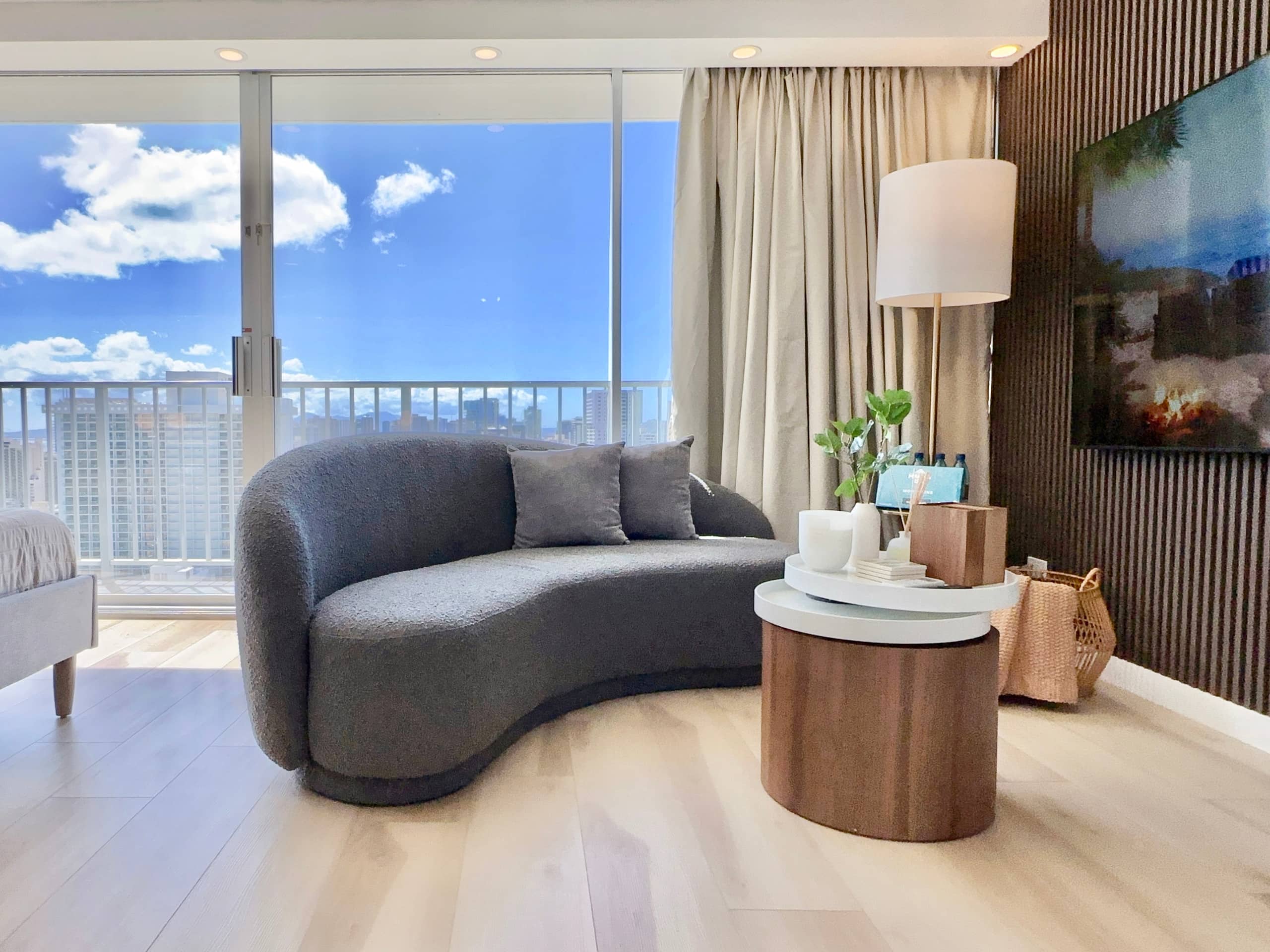 Top FL-Chic Upscale Studio w/2 Queens Near Beach - Image 4