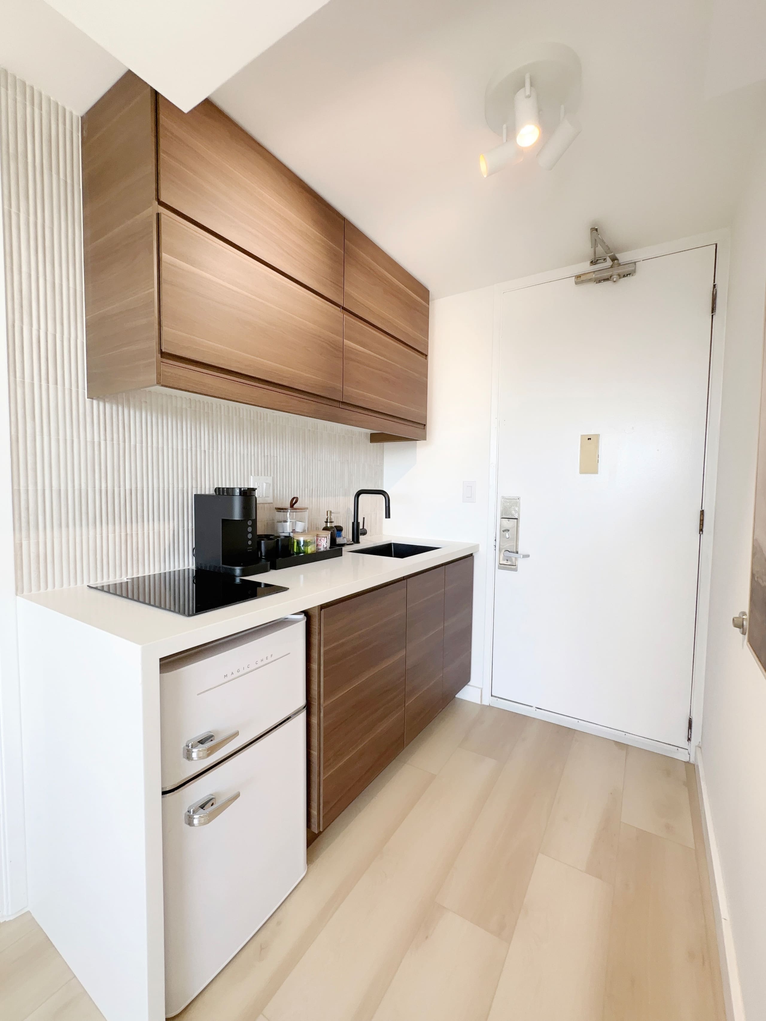 Top FL-Chic Upscale Studio w/2 Queens Near Beach - Image 15
