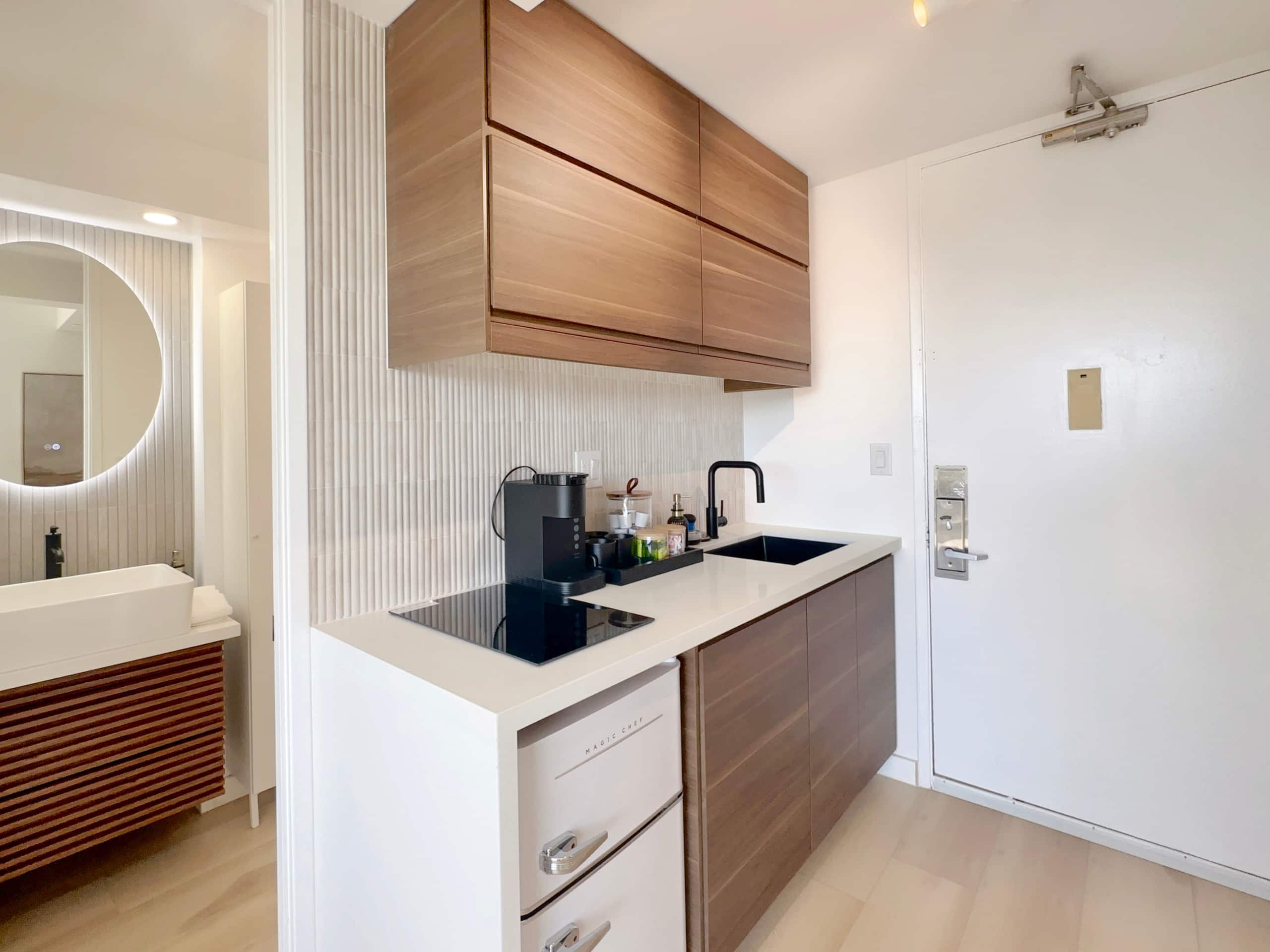 Top FL-Chic Upscale Studio w/2 Queens Near Beach - Image 18