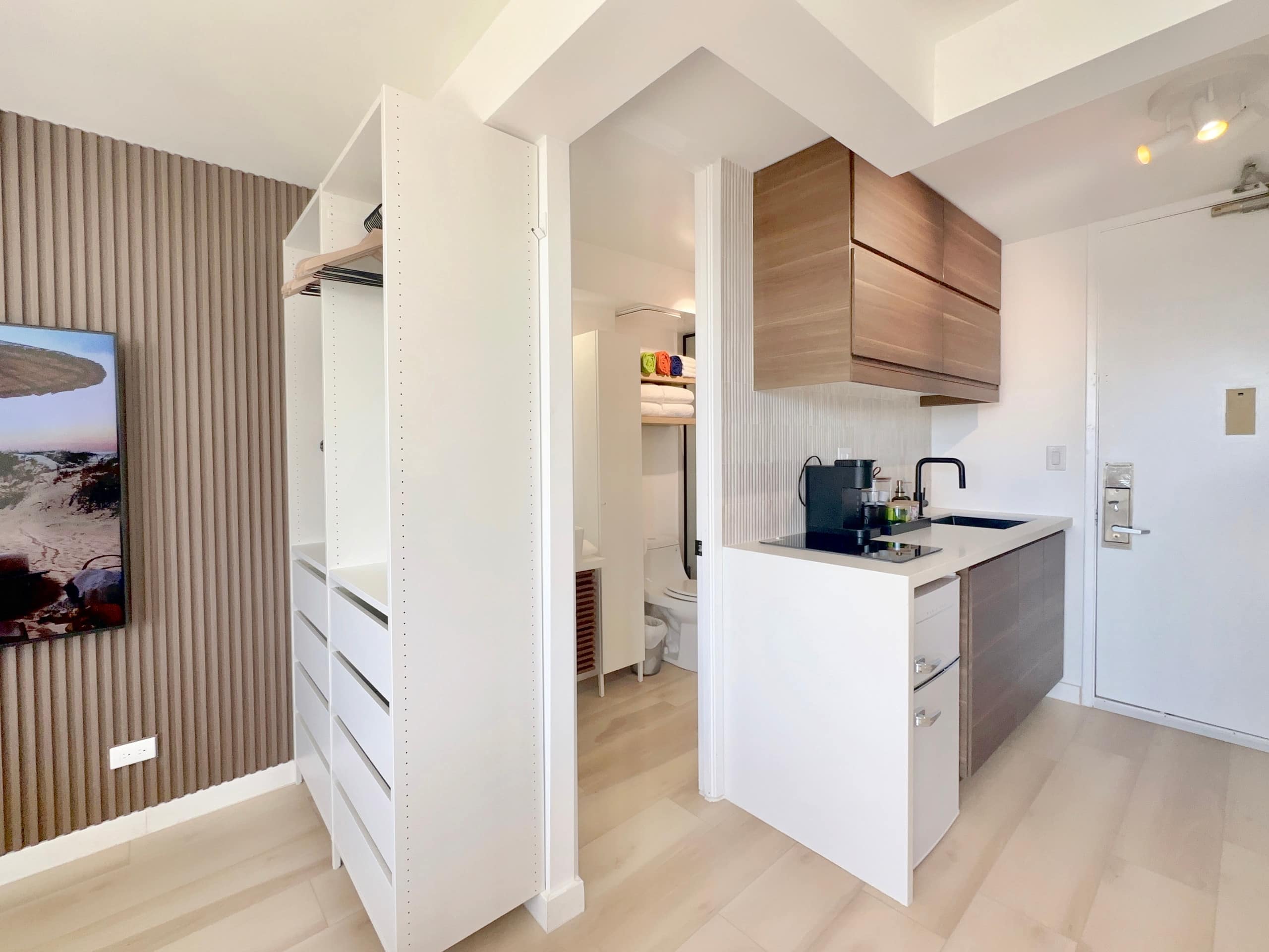 Top FL-Chic Upscale Studio w/2 Queens Near Beach - Image 16