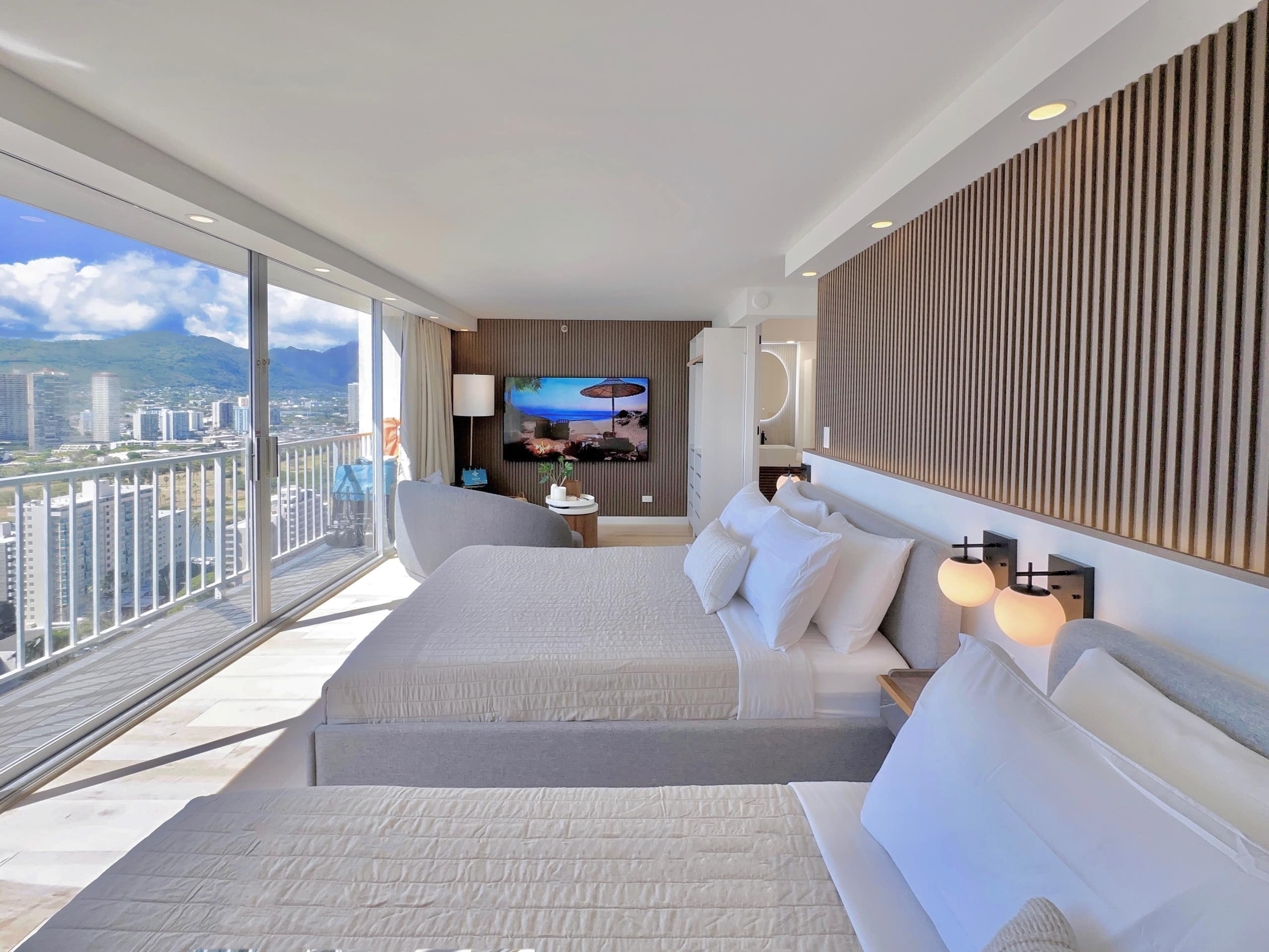 Top FL-Chic Upscale Studio w/2 Queens Near Beach - Image 5